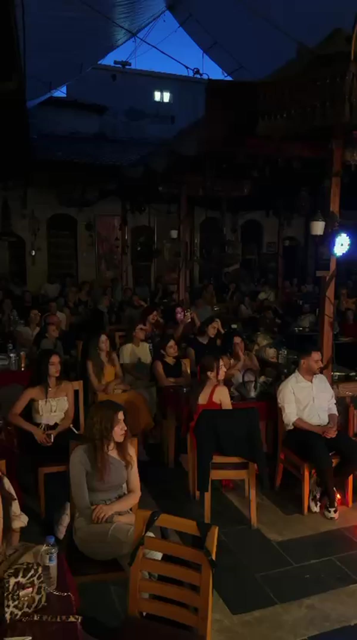 Tütün Hanı tiyatro sahnesinden bir an